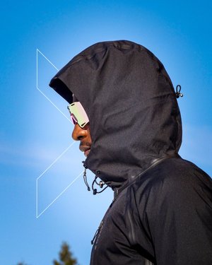 Dans le lookbook de la marque Danoise Another Aspect, le mannequin porte un costume gris et une chemise blanche