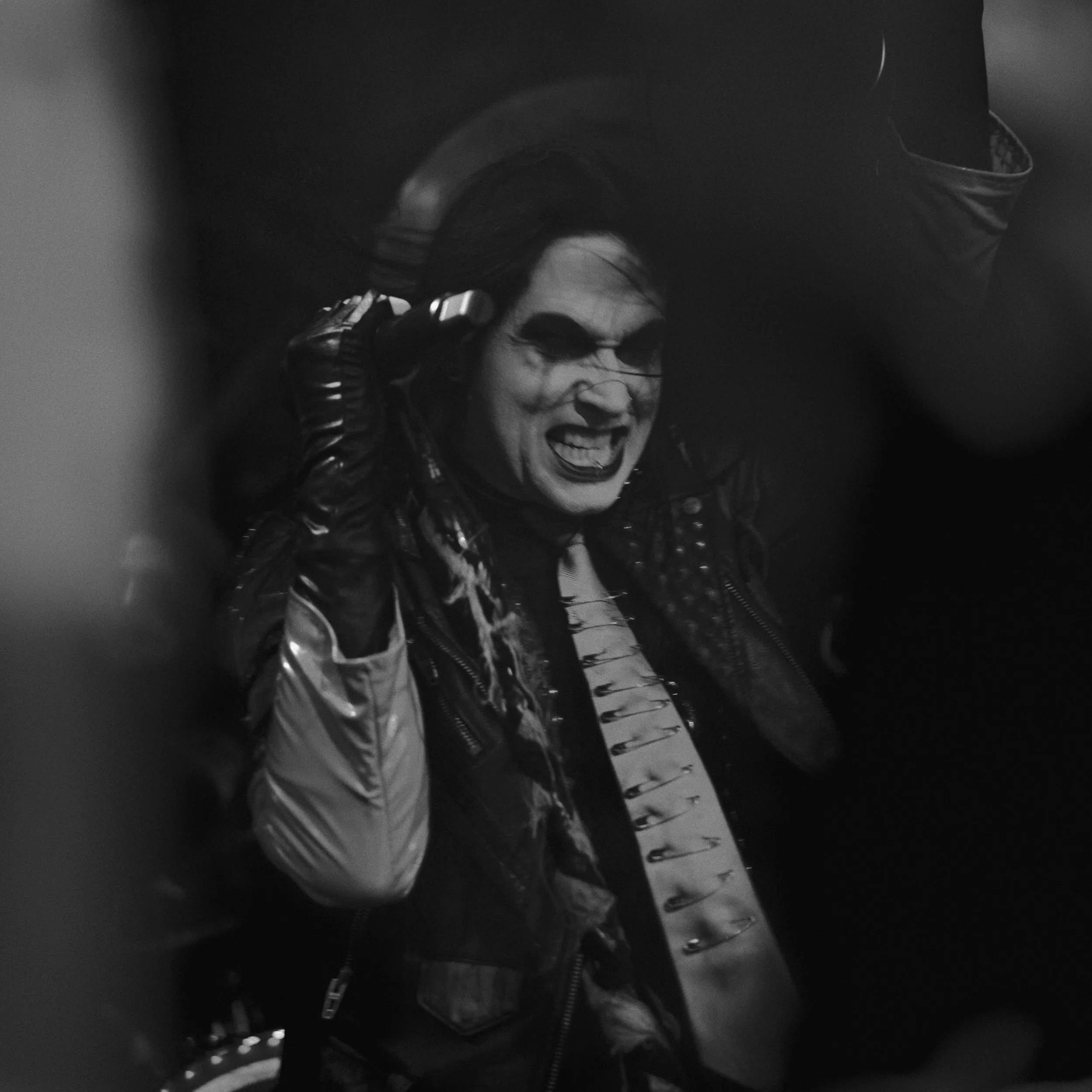 Photographies intenses dévoilant la pugnacité du concert glam metal de Wednesday 13, jouant de la différence des tons entre violet saturé et noir subtil