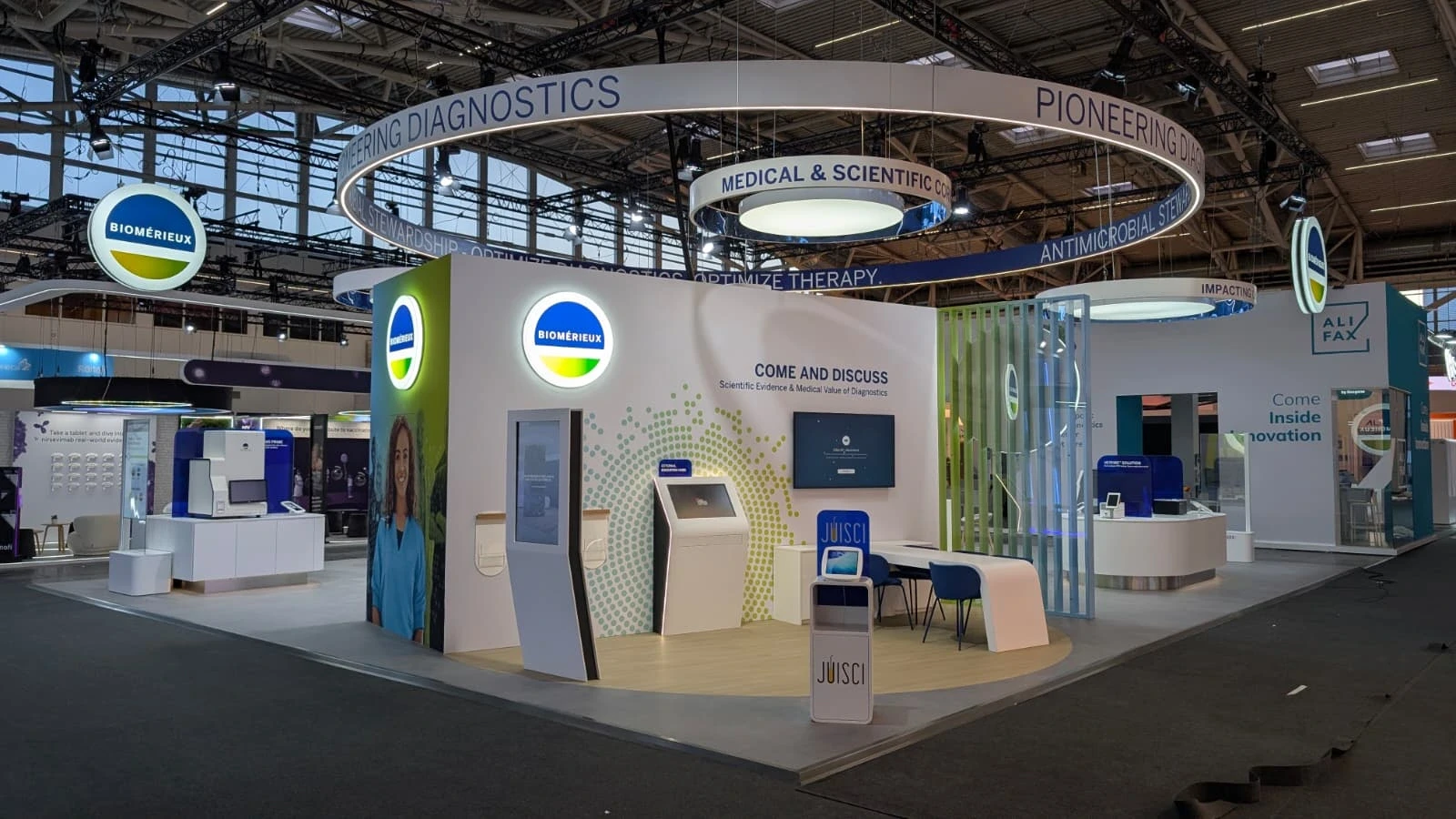 Stand bioMérieux conçu et réalisé par Expace pour le congrès ESCMID Global 2026 à Munich – stand sur-mesure de diagnostic médical avec anneaux lumineux, comptoirs d'accueil et espaces de démonstration.