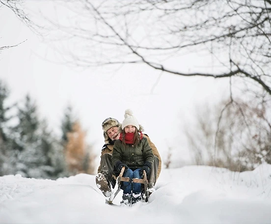 Couple sur une luge