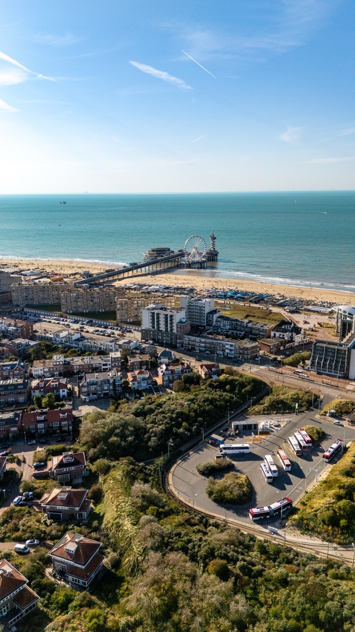 Luchtfoto van Scheveningen met uitzicht op de pier, boulevard en kustlijn