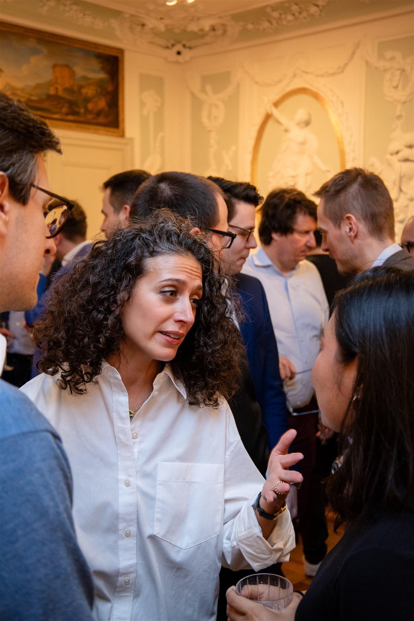 Guest explaining ideas during Recht KI launch event in Zurich