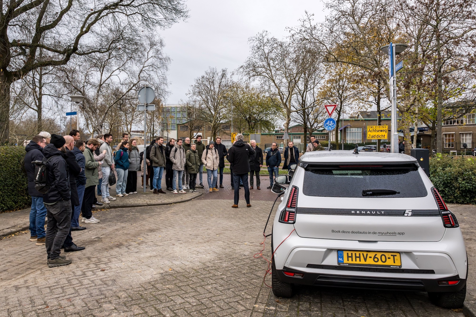 Journalisten en gegadigden bekijken Mywheels auto