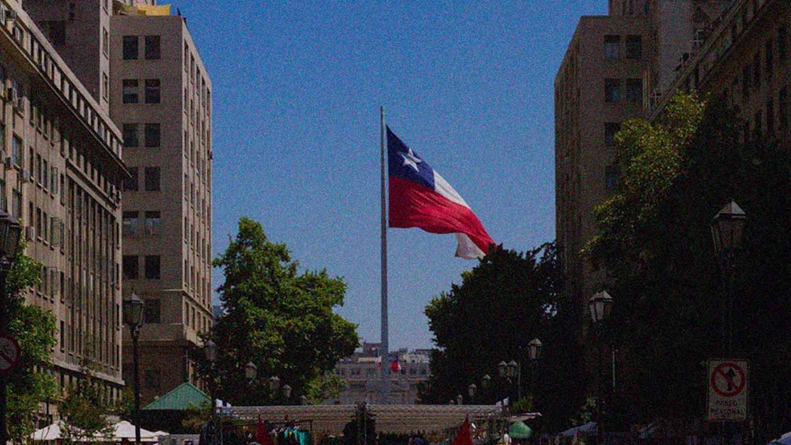 Foto de la bandera de Chile flameando desde la Plaza de la Ciudadanía en la columna de opinión Proyectar el gobierno de emergencia de IdeaPaís.