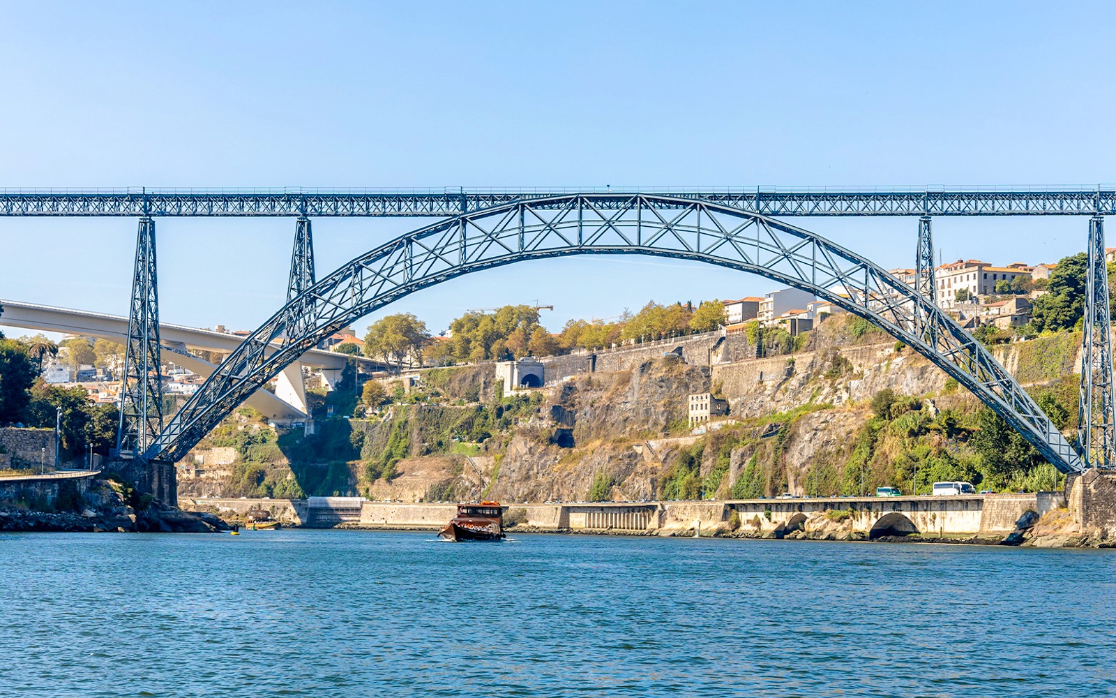Udsigt over Ponte da Arrábida under Douro-flodens krydstogt i Porto, Portugal.