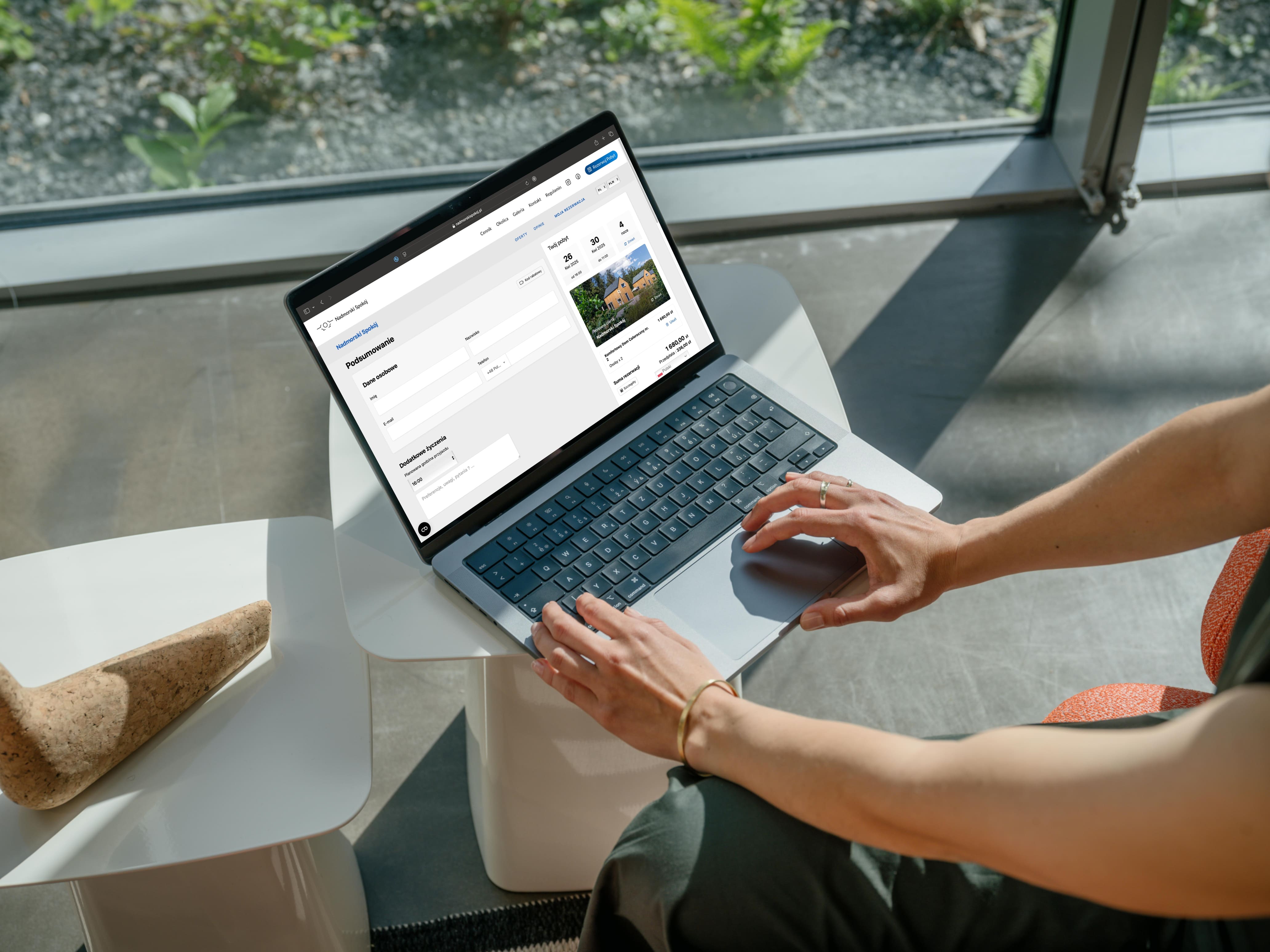 Kobieta korzystająca z laptopa. Dokonuje rezerwacji na stronie Nadmorskispokoj.pl