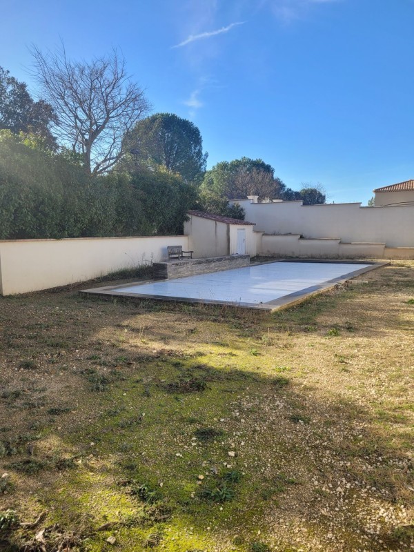 Avant aménagement extérieur d'une maison contemporaine à Alleins