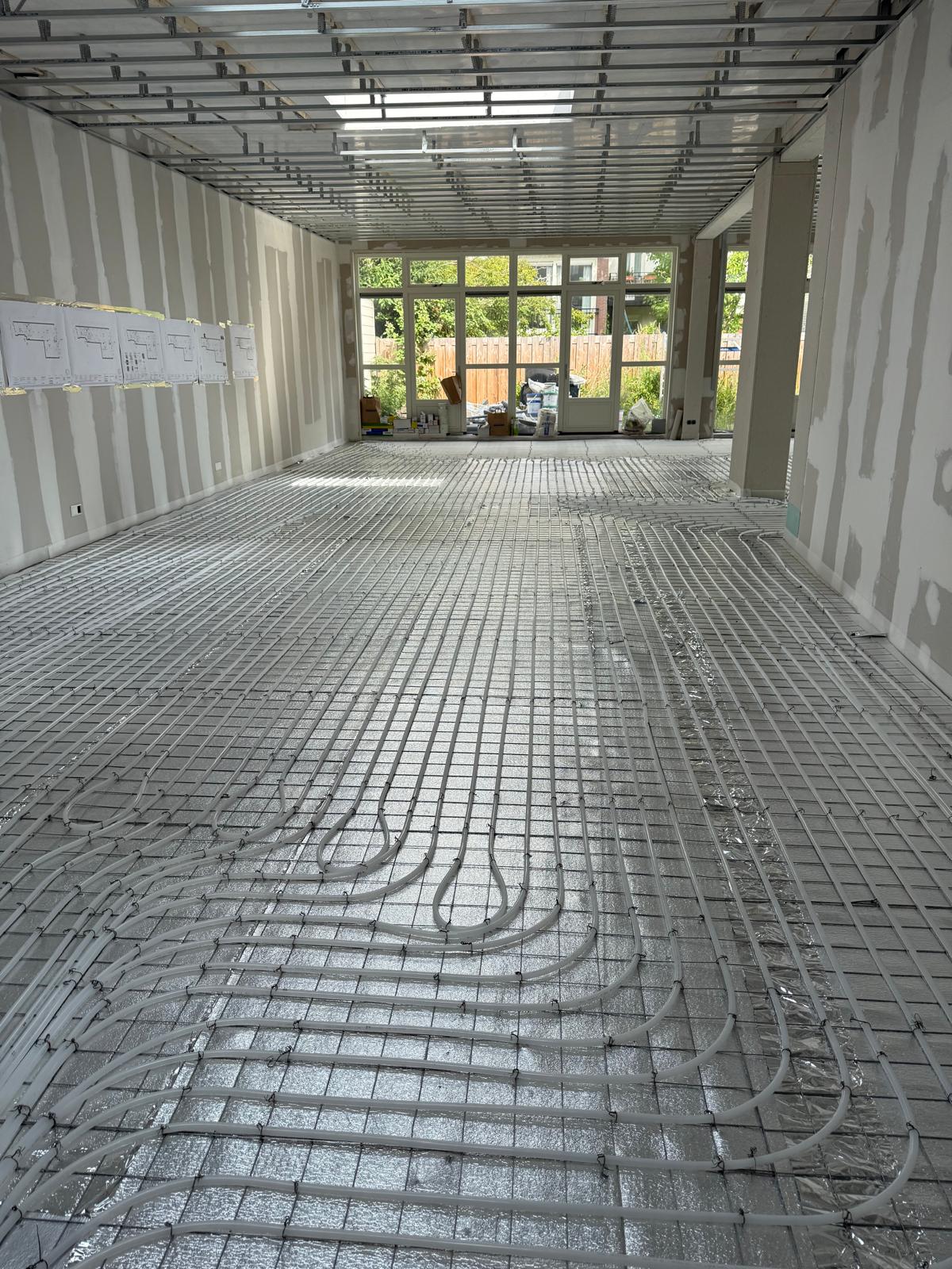 Chambre sous combles : éclairage LED indirect en gorge, murs lisses, sol aspect bois — installation d’éclairage architecturale.