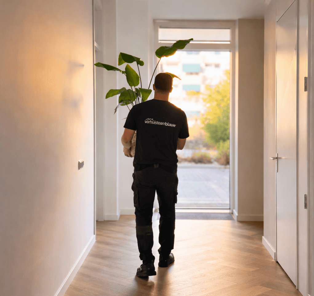 Verhuizer loopt door woning tijdens verhuizing en oplevering - Verhuisteam Blauw