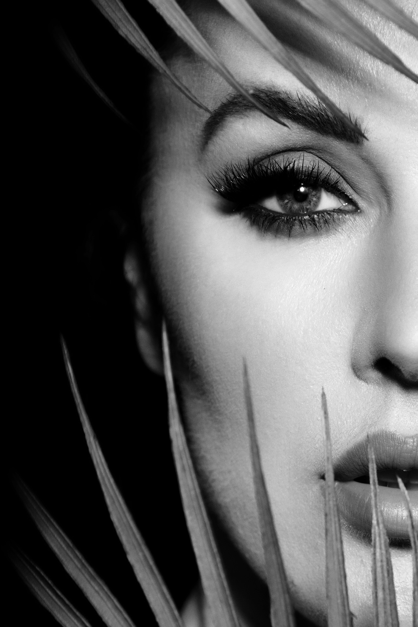 Agnieszka Czyzkowska kobiece sesje fotograficzne Warszawa zblizenie twarzy kobiety czarno-biale