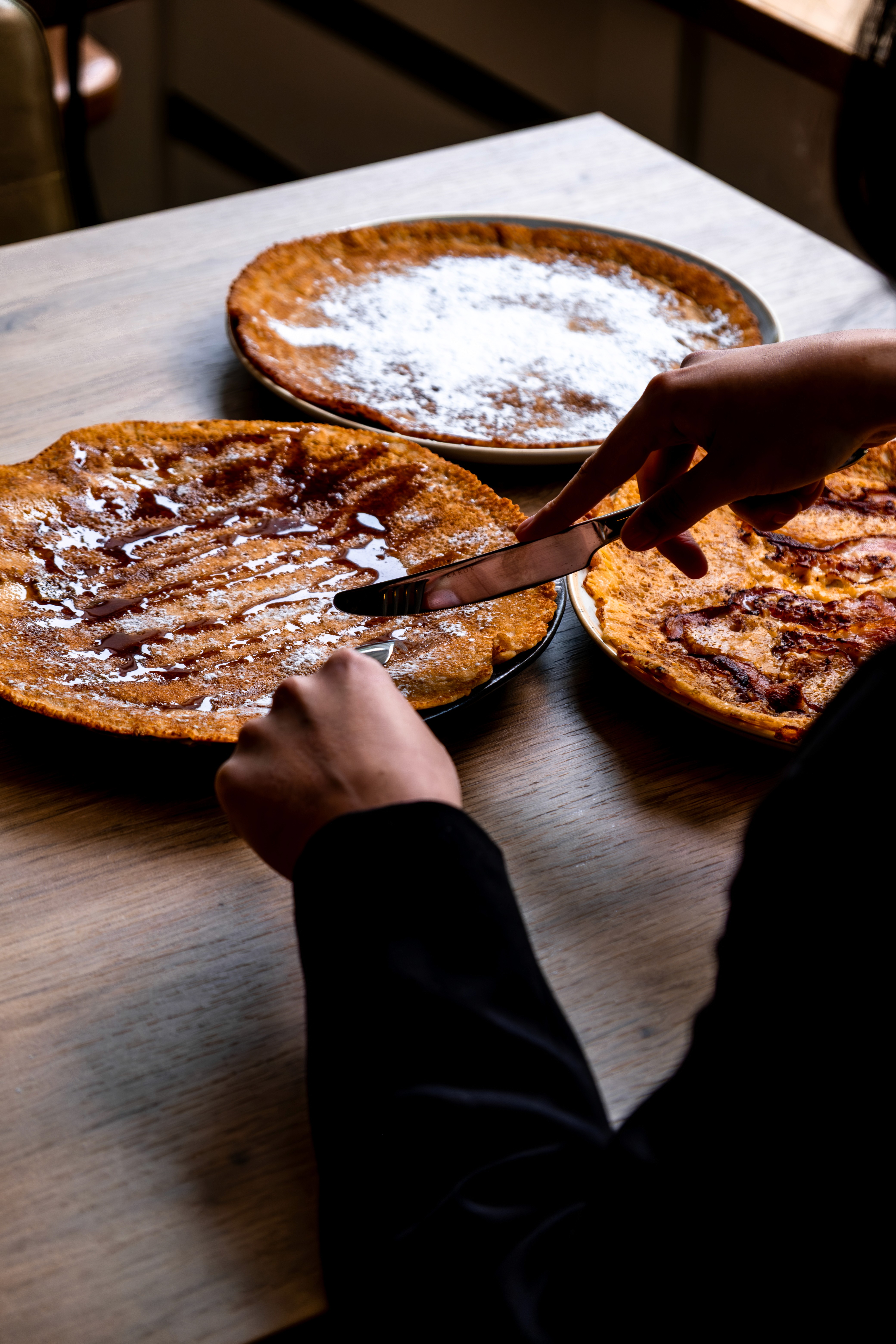 Verse pannenkoeken met chocolade en poedersuiker bij Pan & Cook in Prinsenbeek.