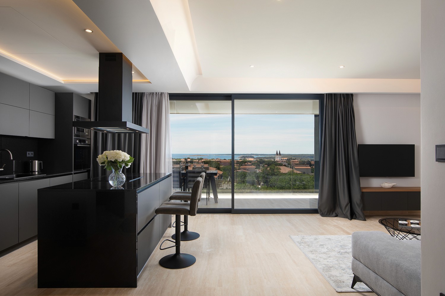 Pogled na more iz dnevnog boravka apartmana – panorama Medulina i okoliša