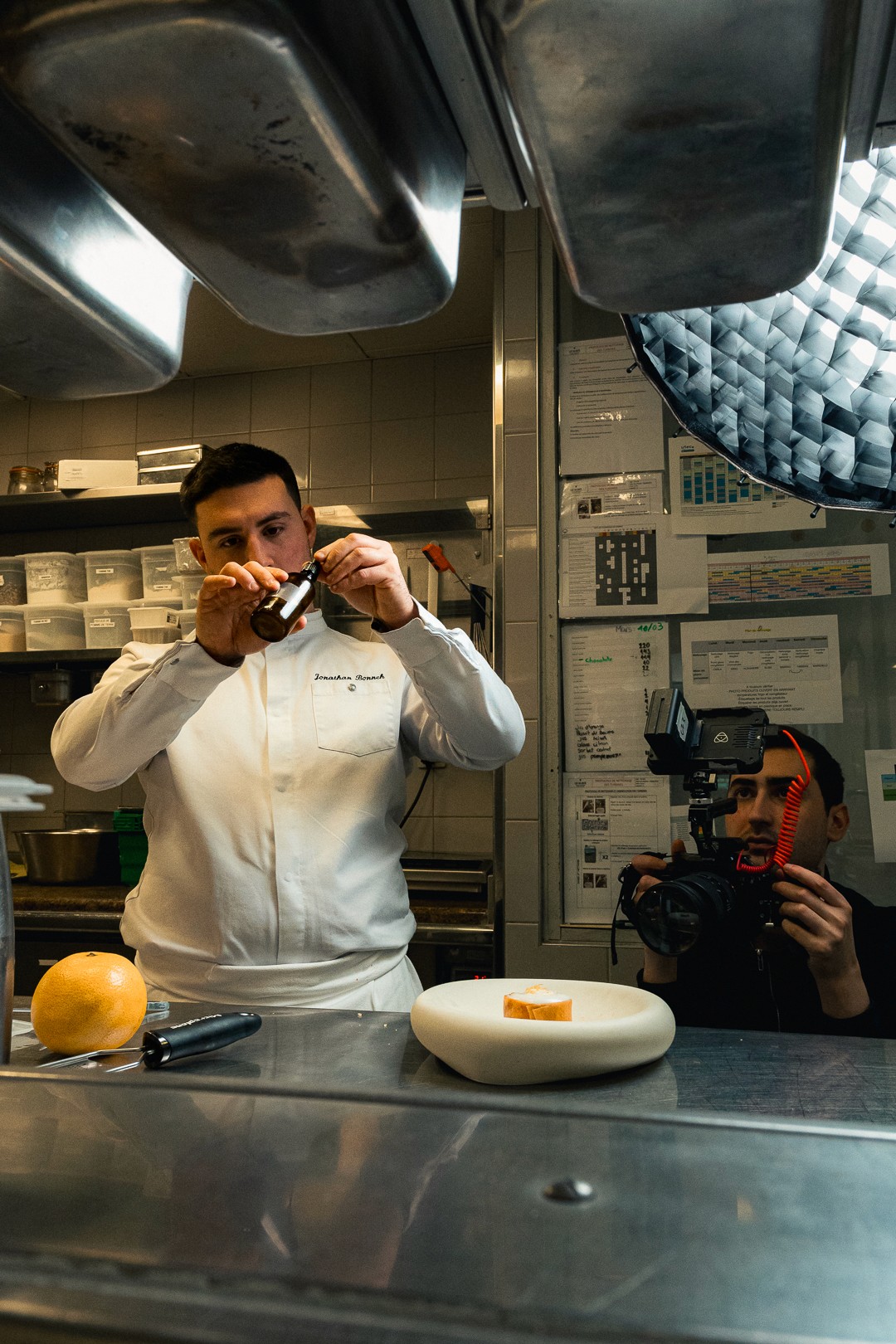 Séquence de précision filmée en cuisine, autour d’un dessert au pamplemousse.
