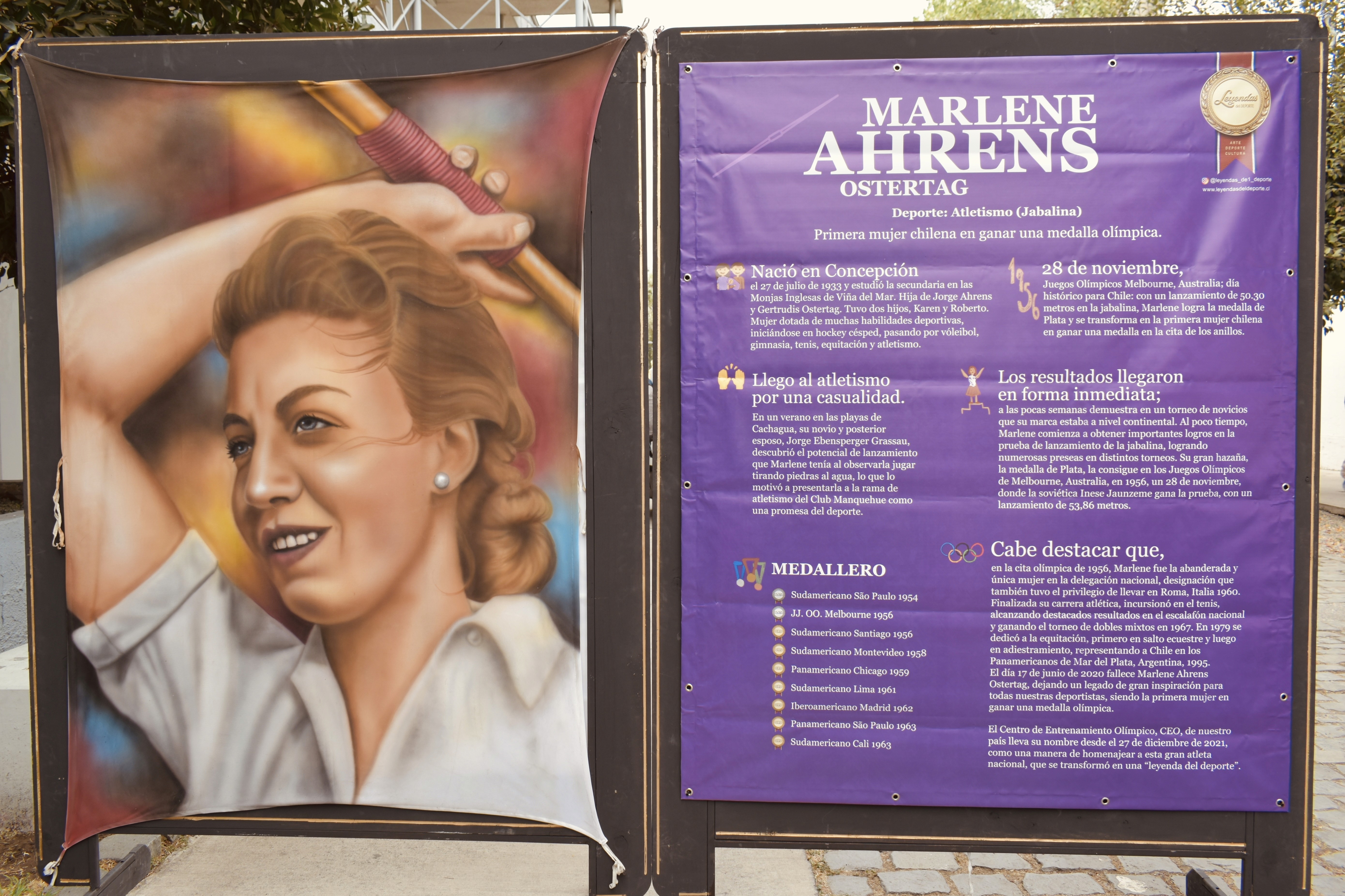 Pintura de Marlene Ahrens, legendaria lanzadora de jabalina chilena, en la exposición Leyendas del Deporte.
