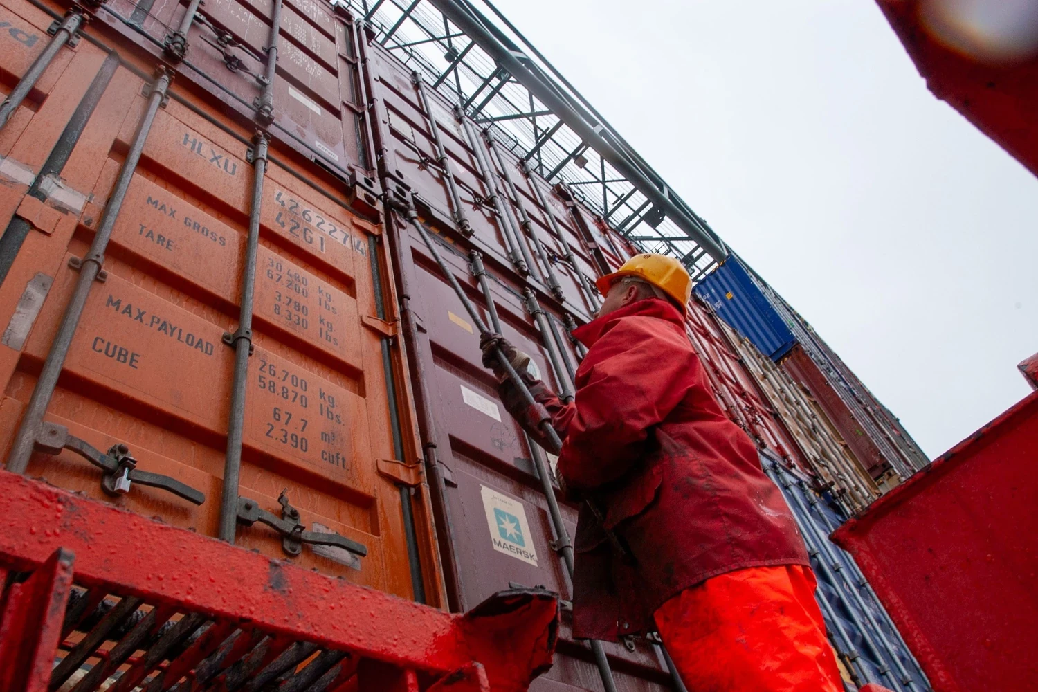 Mitarbeiter beim Öffnen eines Frachtcontainers auf einem Containerterminal – Symbolbild für den EU-Zollabfertigungsprozess.