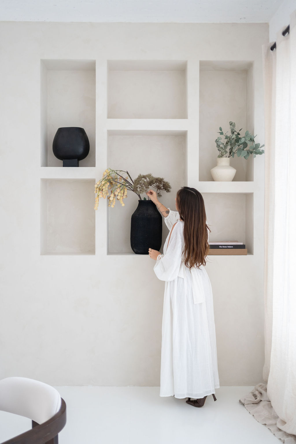 model voor beige muur in fotostudio The Home in Rotterdam met interieur accessoires