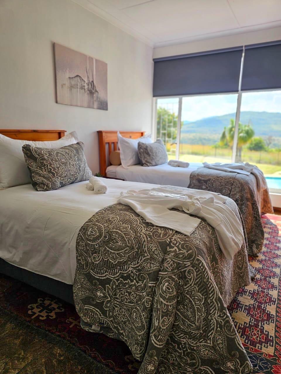 Kilimanjaro Elephant Ride, Arusha, Tanzania. En kvinna sitter och läser utanför ett tält uppsatt i vildmarken.