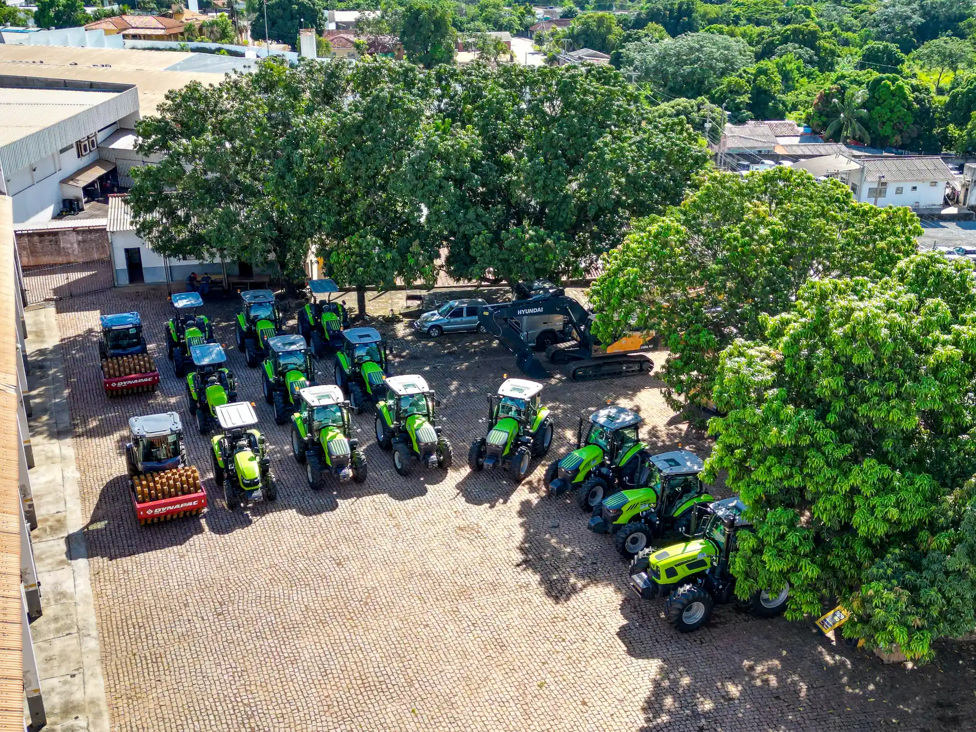 Pátio da Alfa Equipamentos com tratores e rolo compactador Dynapac em Mato Grosso do Sul