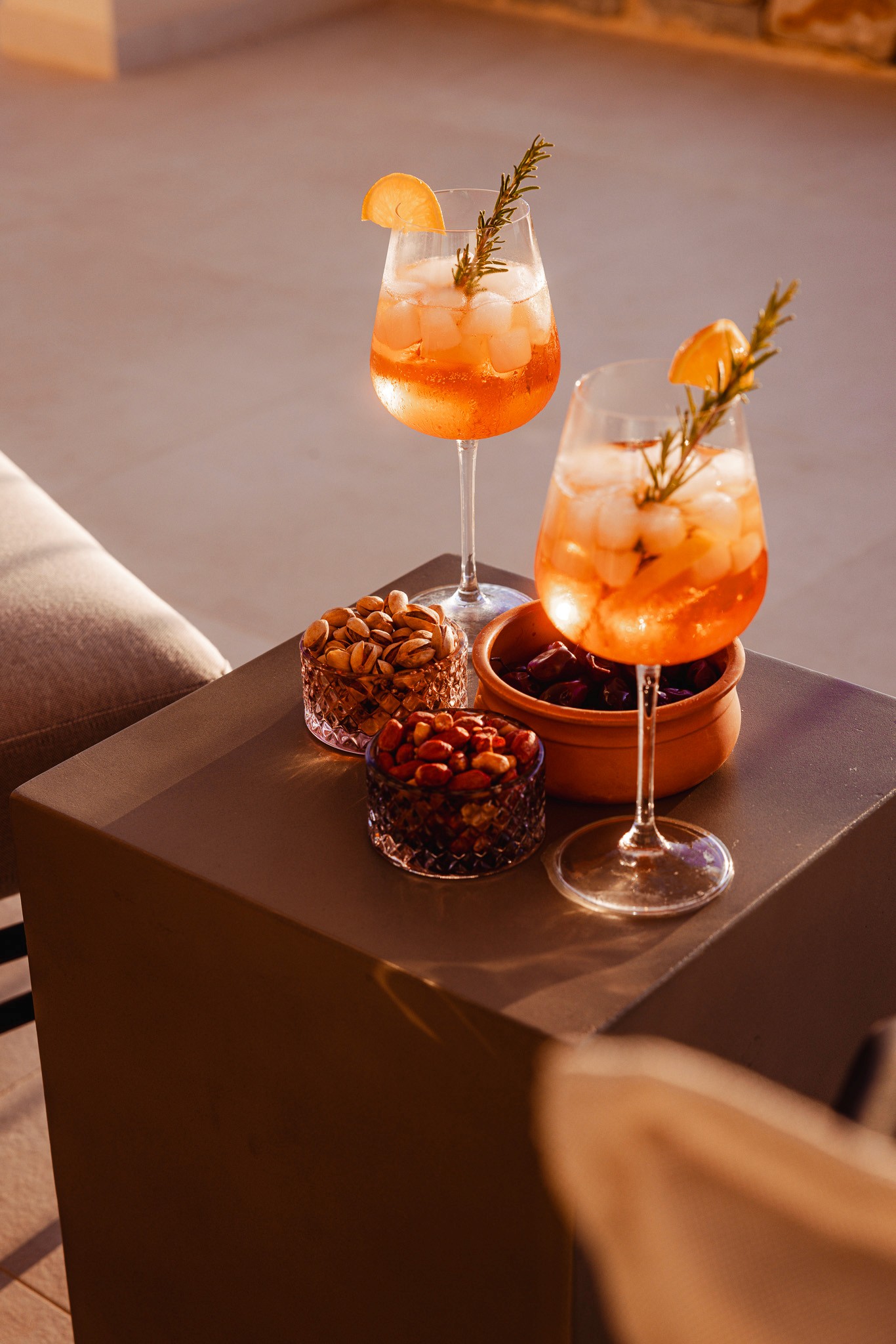 Erfrischende Aperol Spritz Cocktails mit mediterranen Snacks – Luxus Lifestyle in der Lala House Villa Kreta