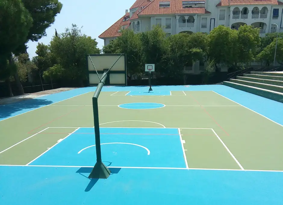terraza atico con estar y velas de sombra con vistas a la montaña