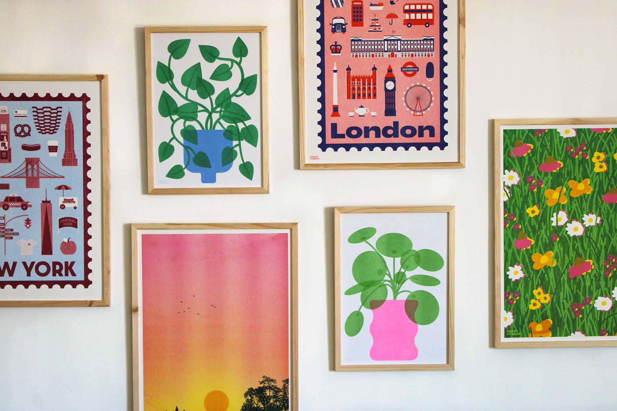 Six posters en risographie au mur