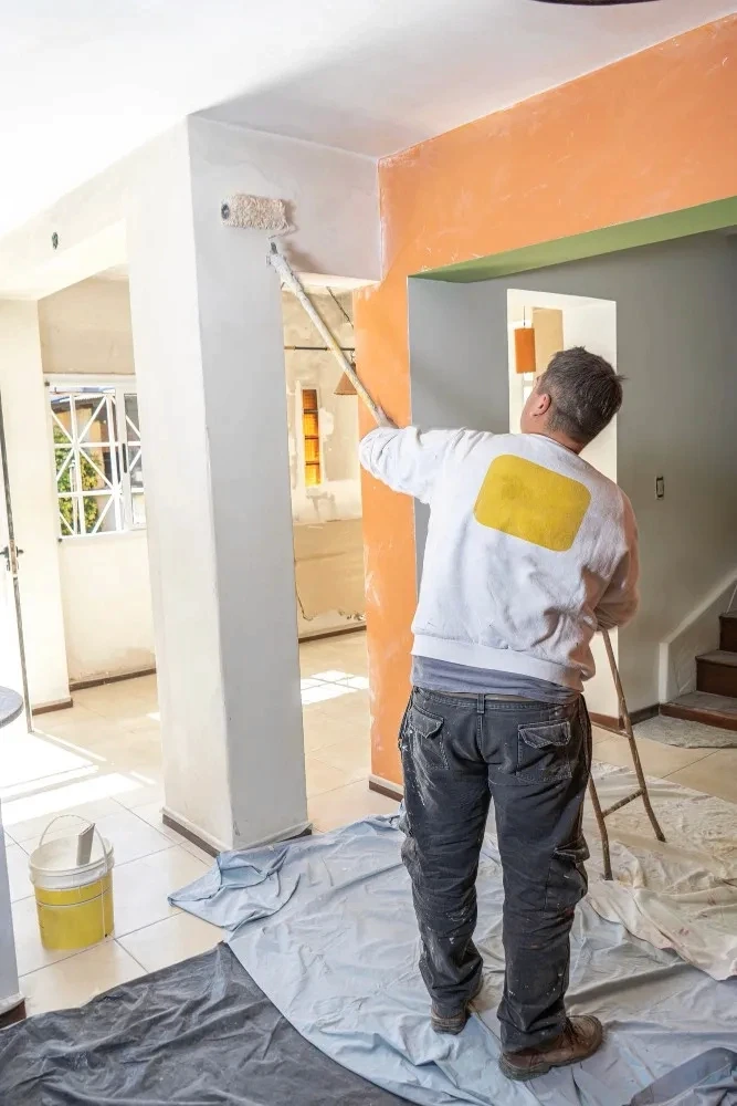 Quinteros Peinture, peintre à Lausanne en train de peindre un mur intérieur