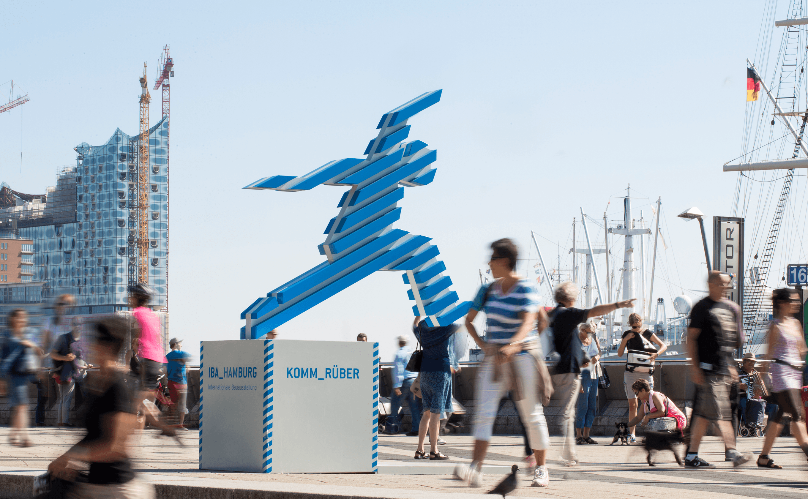 Frontansicht des tegut… teo in Rasdorf mit Kund:innen – nachhaltiges Micro-Store Konzept gestaltet von Design for Human Nature in Hamburg.