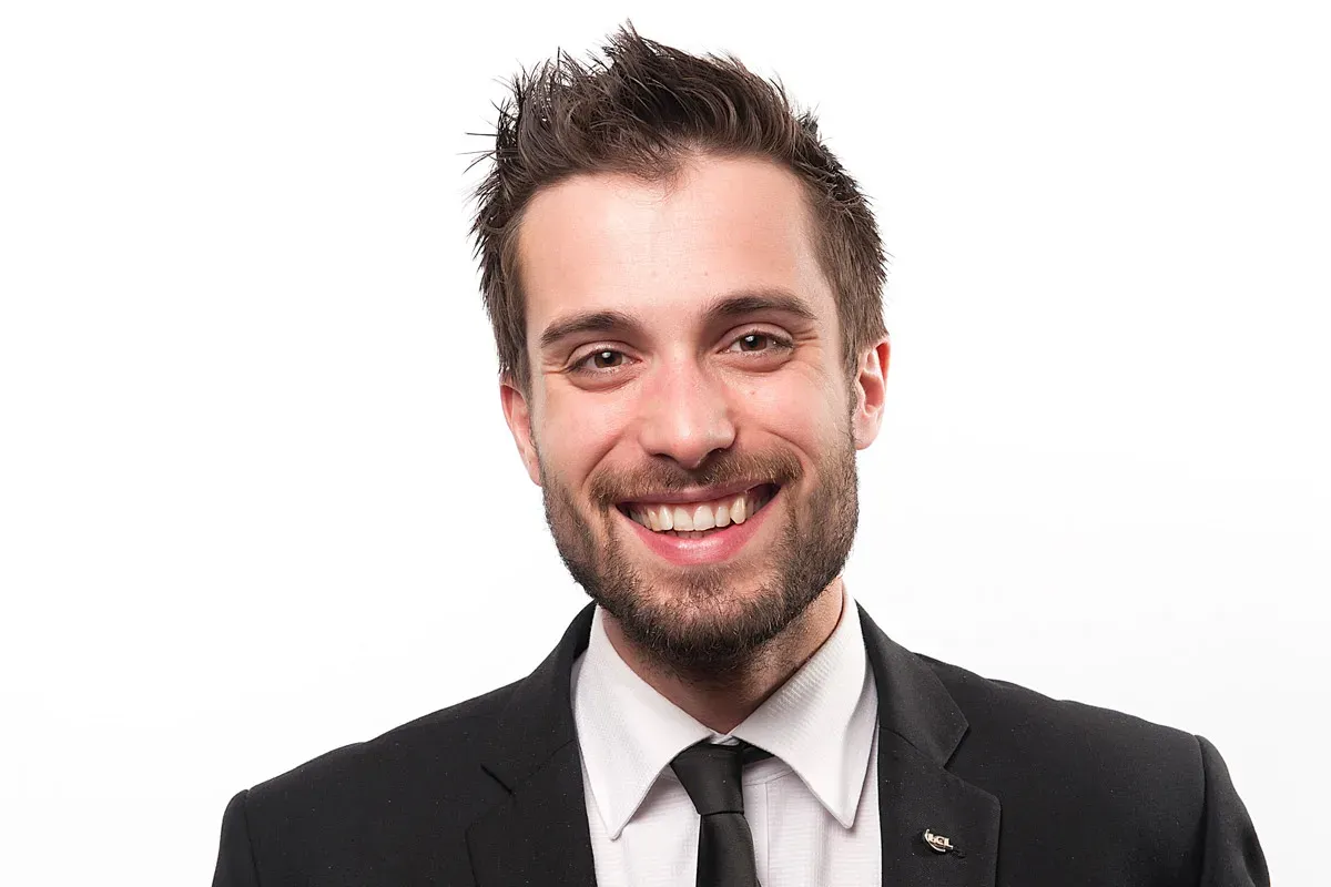 Portrait professionnel homme dynamique Studio fond blanc— photo corporate Lille 2025 | Anteale Yann Manac’h
