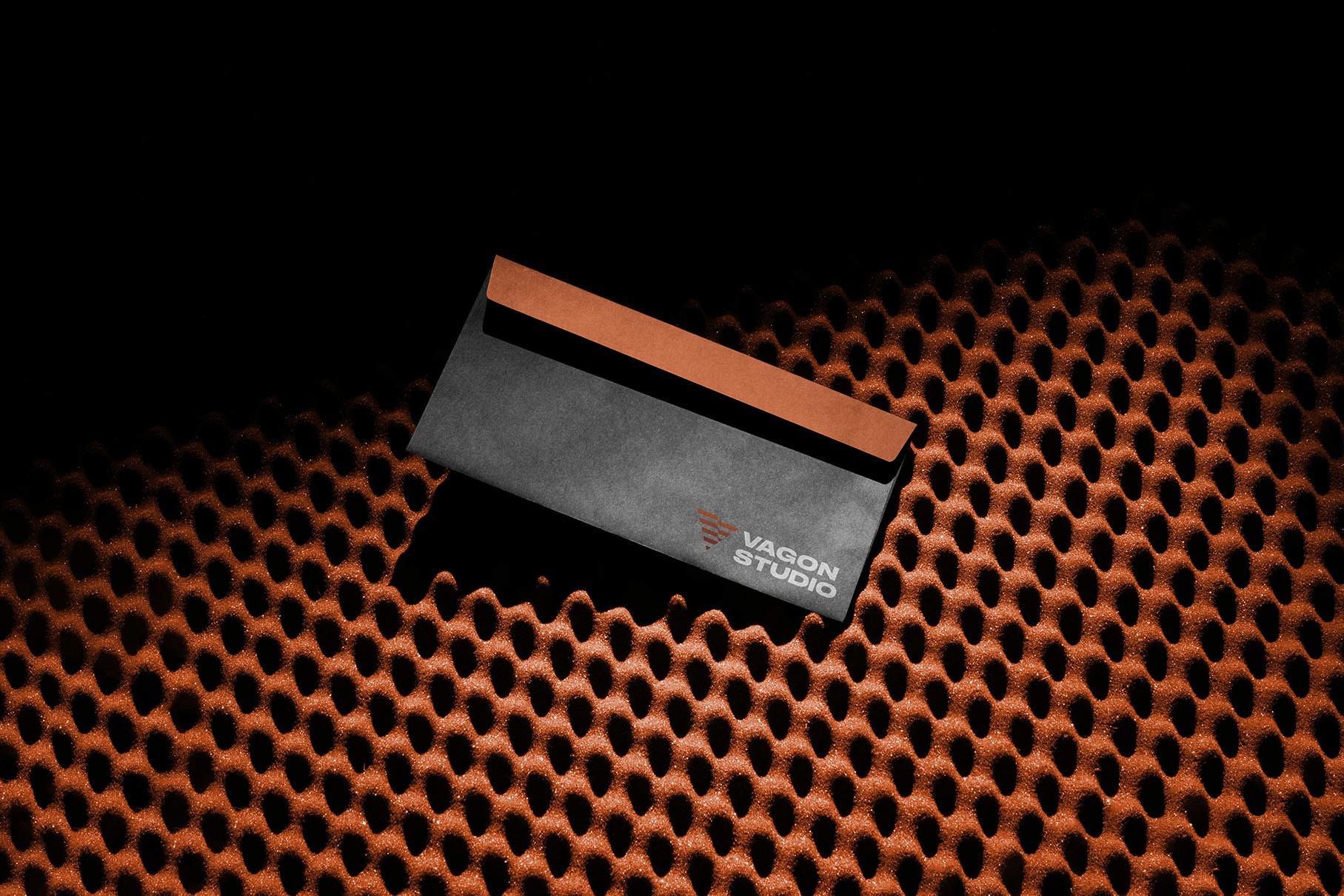 Zdjęcie koperty z nadrukowanym logo Vagon Studio