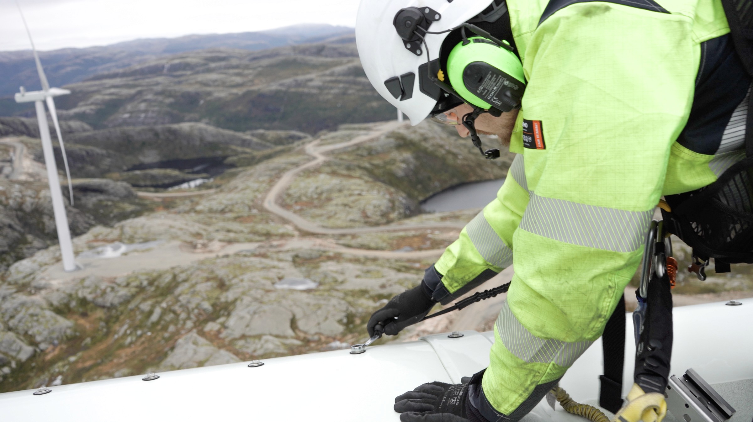 Vindkrafttekniker jobber på Sørmarkfjellet vindturbin