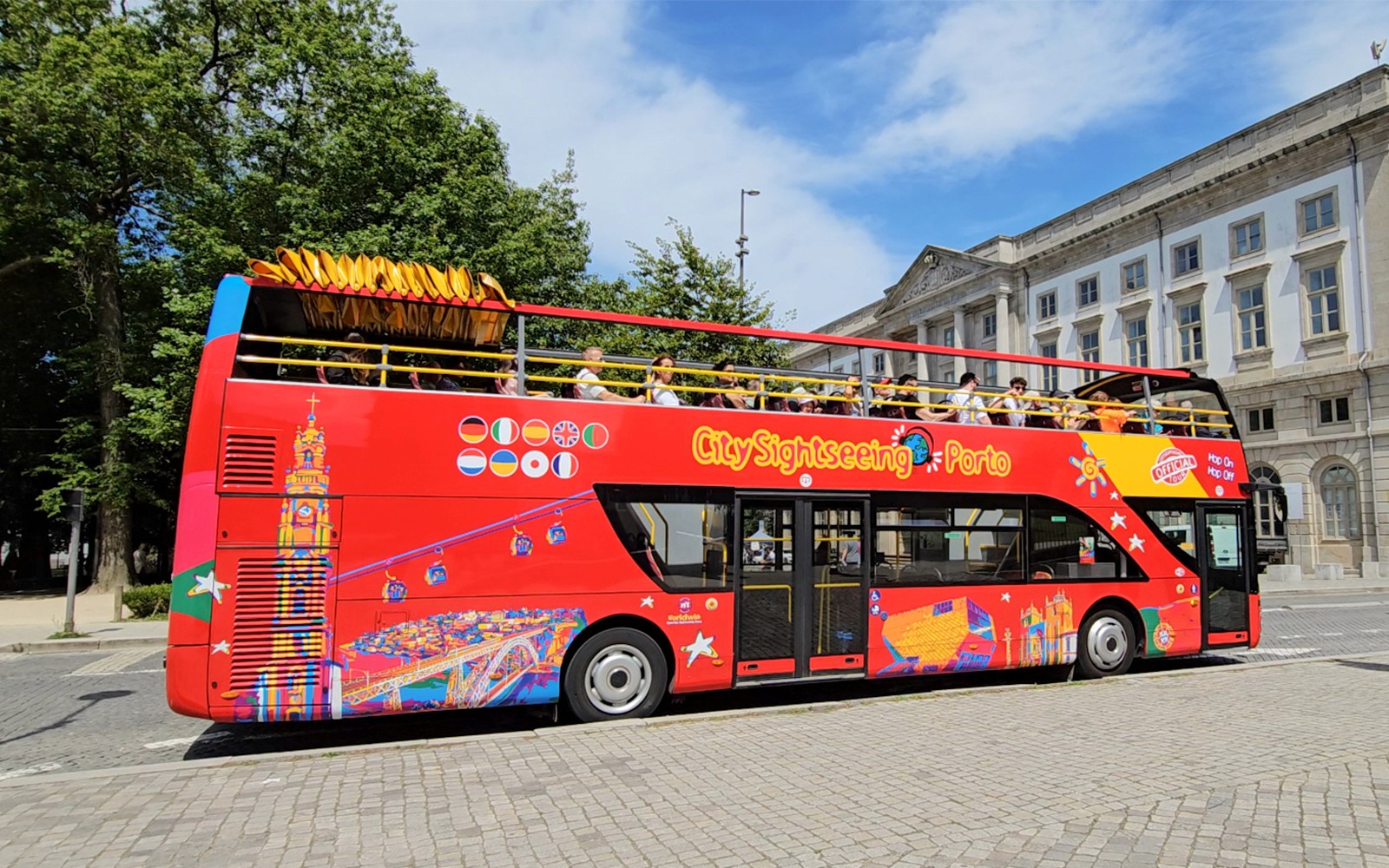 Porto városnéző busz turistákkal egy hop-on hop-off túrán.
