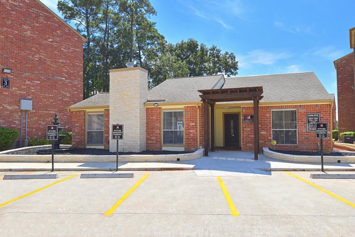 Exterior of park at deerbrook in houston