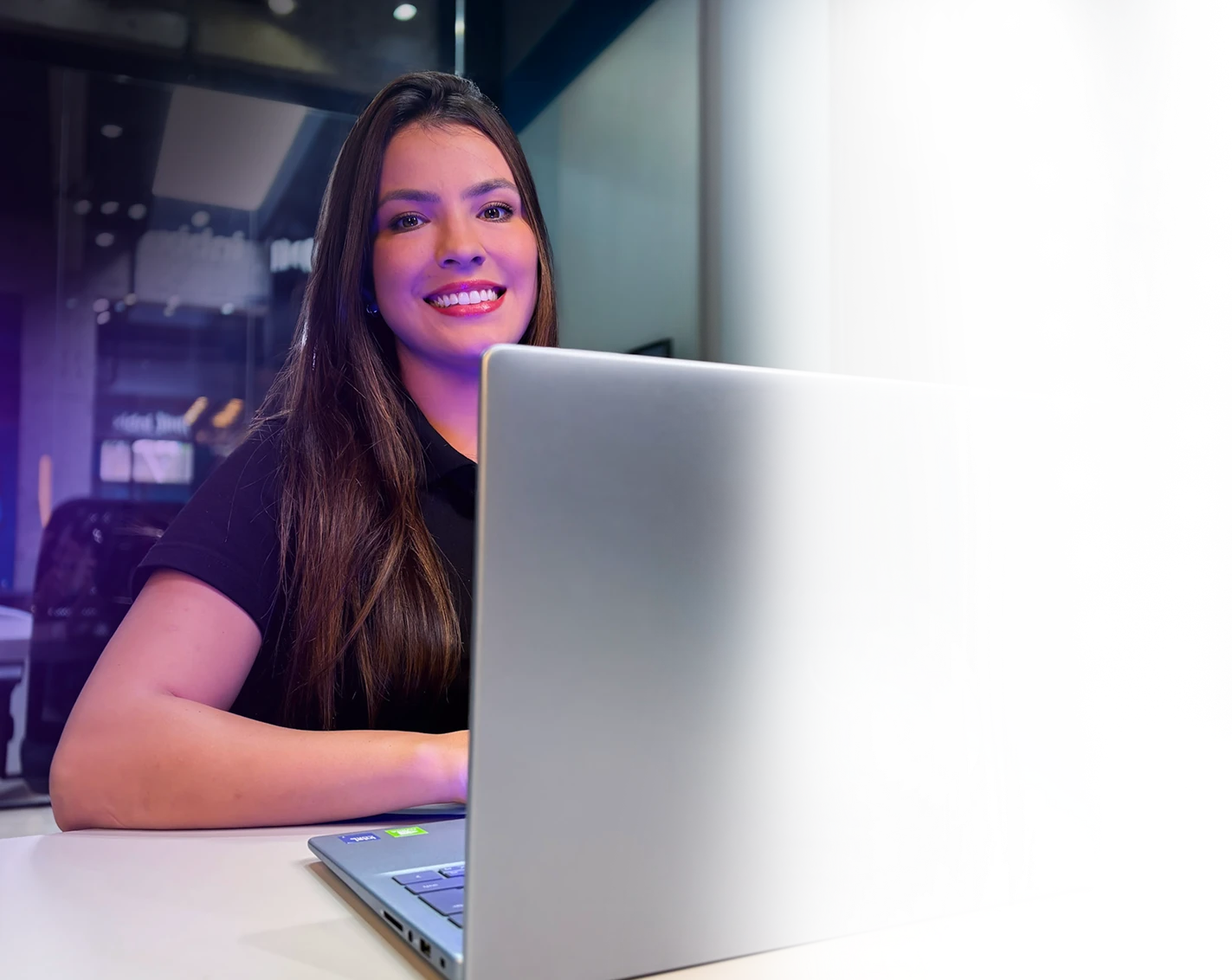 imagem de uma mulher com um notebook em um escritório