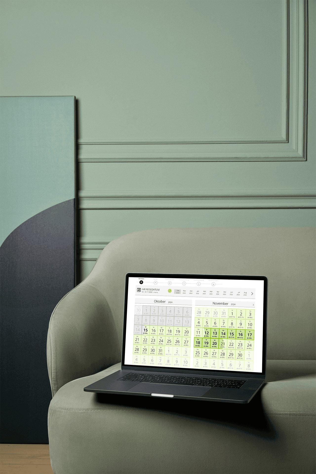 Laptop auf einem Sessel auf dem ein Buchungskalender geöffnet ist