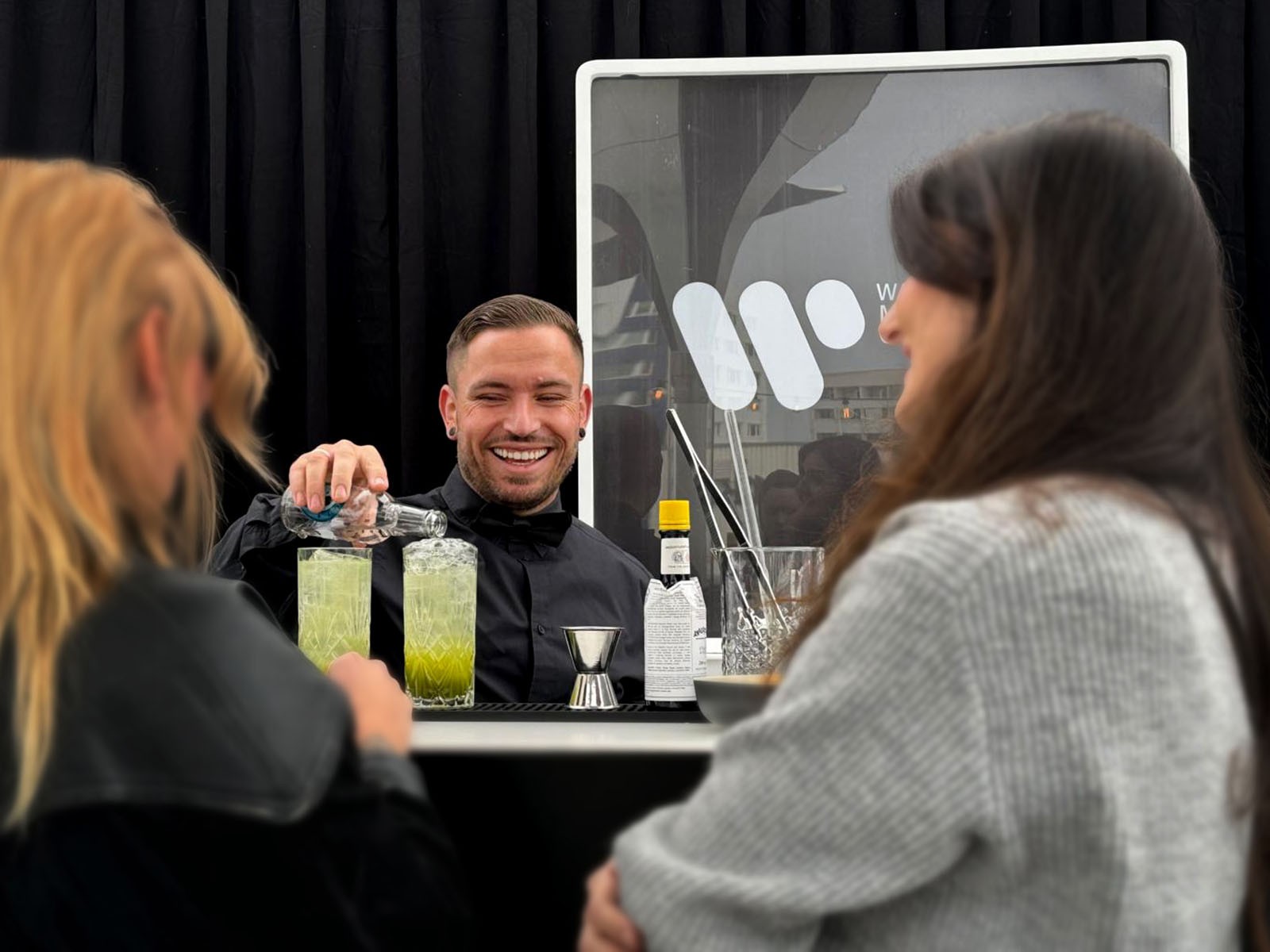 Barkeeper mixt Drinks für Gäste auf einer Warner Music Veranstaltung