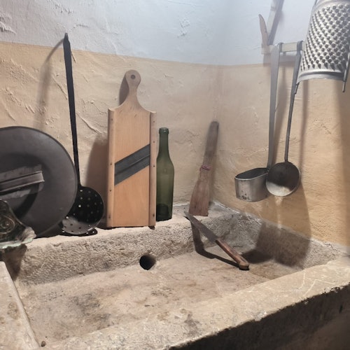 Wastafel batu khas dengan peralatan dapur