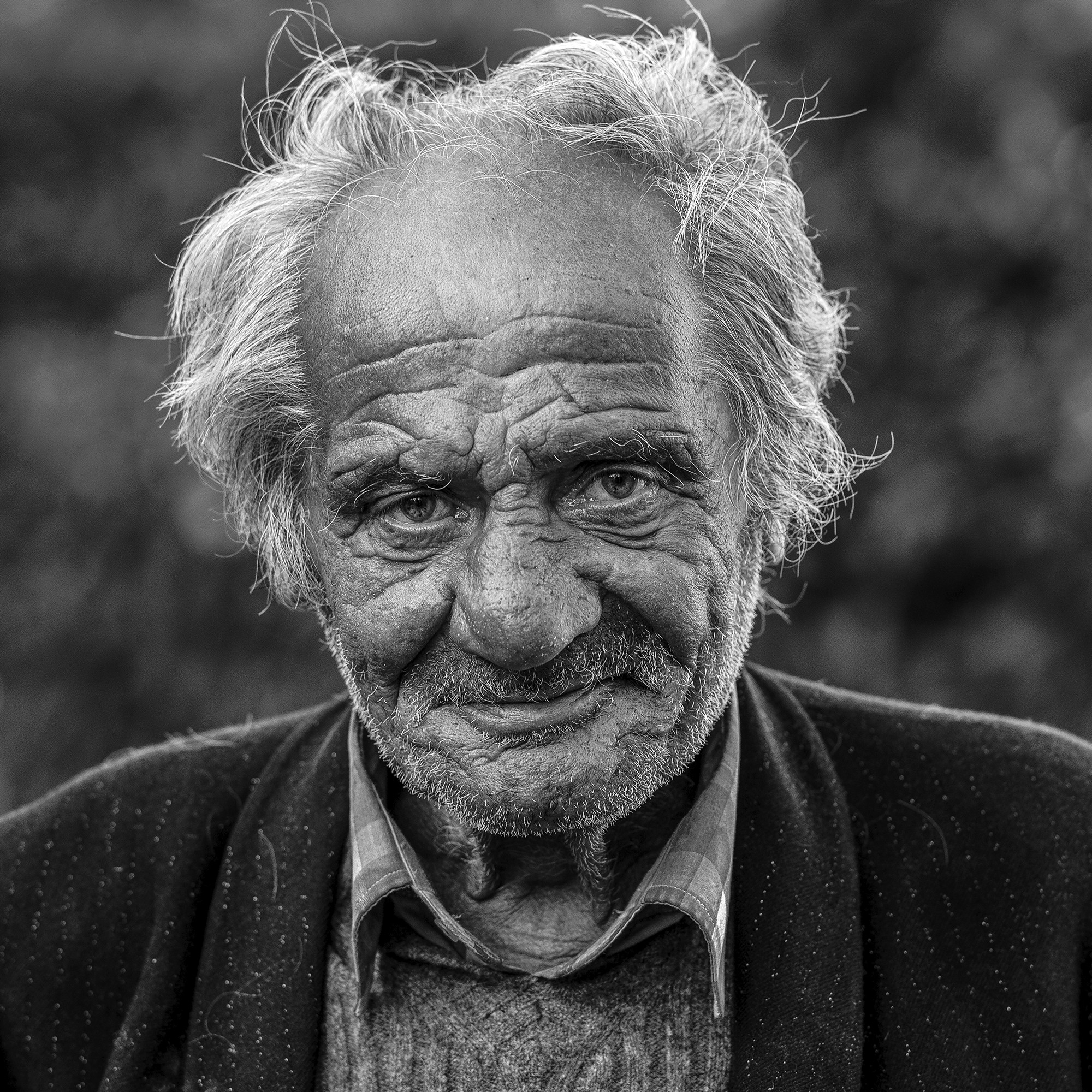 Frederic Bourcier, photographe documentaire, réalise des portraits d’un sans domicile fixe qui vient régulièrement lui rendre visite à son atelier. A travers ces photos, on peut voir les saisons , son humeur et surtout son état de fatigue.