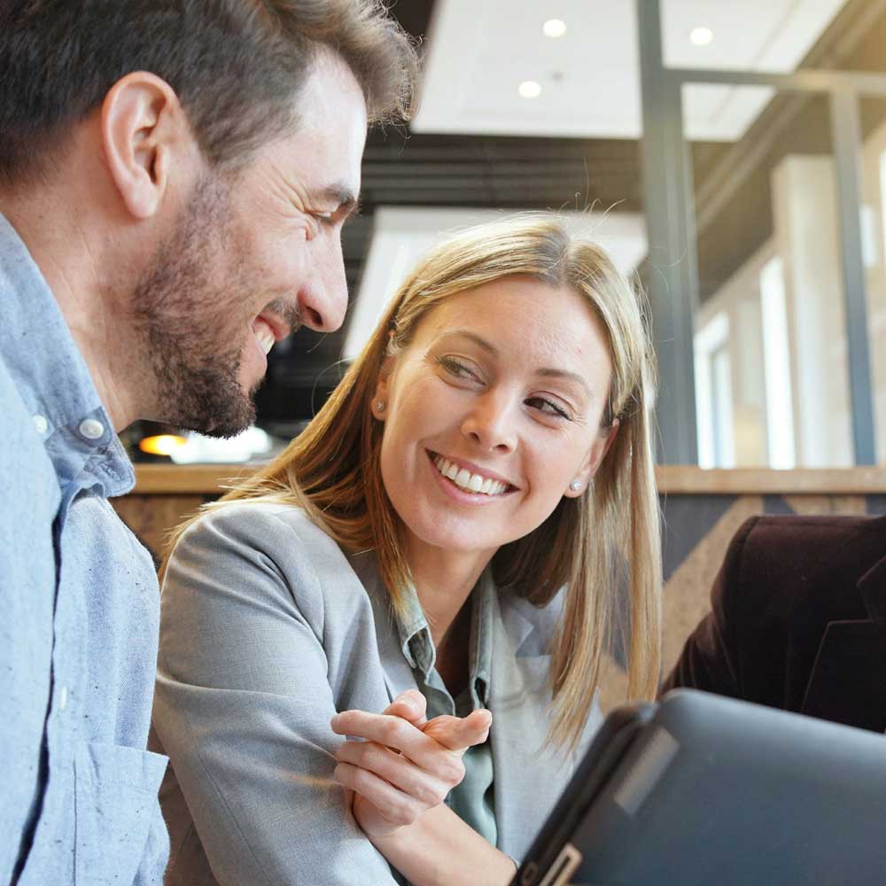 Bild von zwei Personen, die lächeln