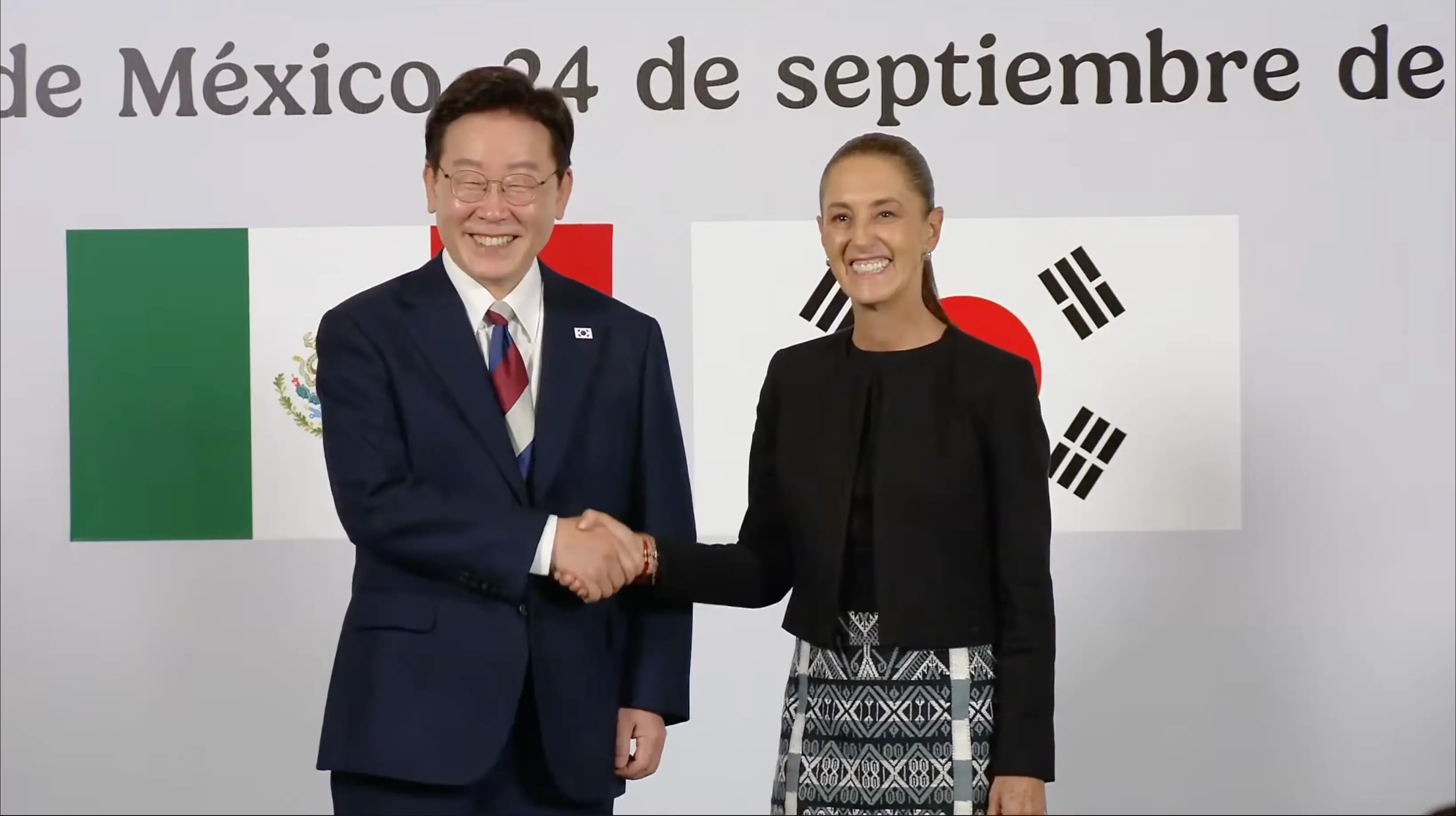 Mexican and South Korean leaders shaking hands during a diplomatic meeting.