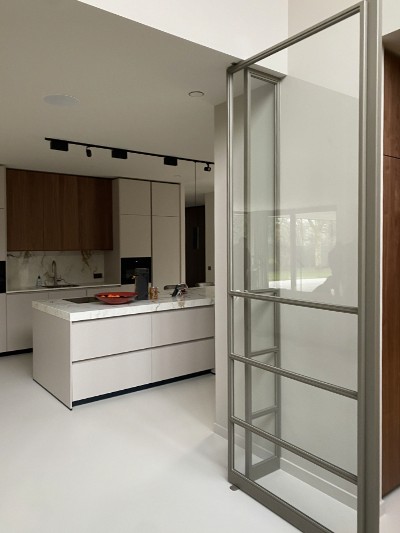 Moderne villa stalen binnendeuren