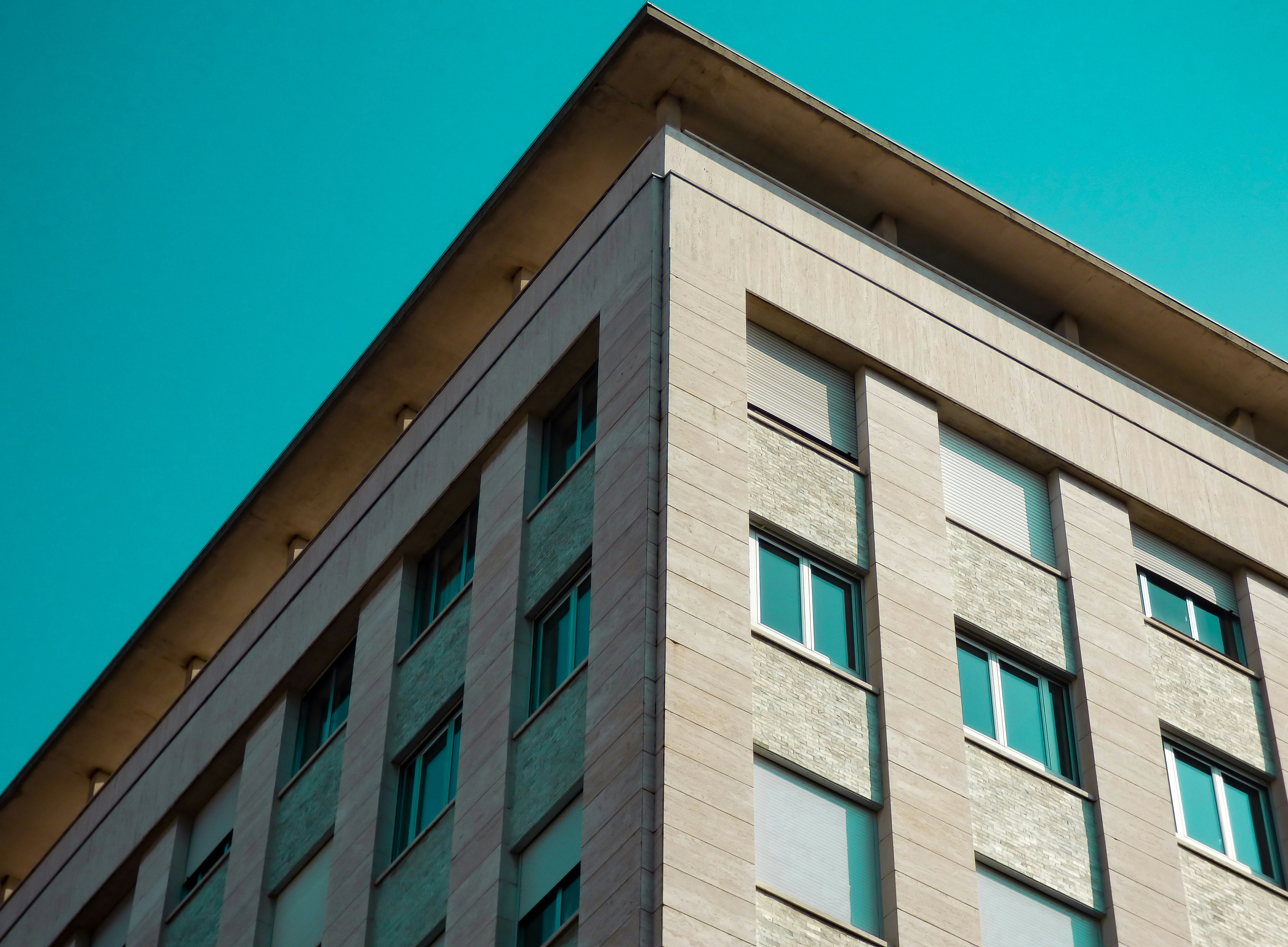 gray concrete building