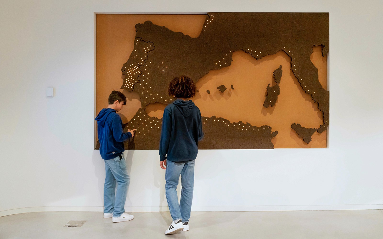 Látogatók Európa parafatérképét fedezik fel a Planet Cork kiállításon.