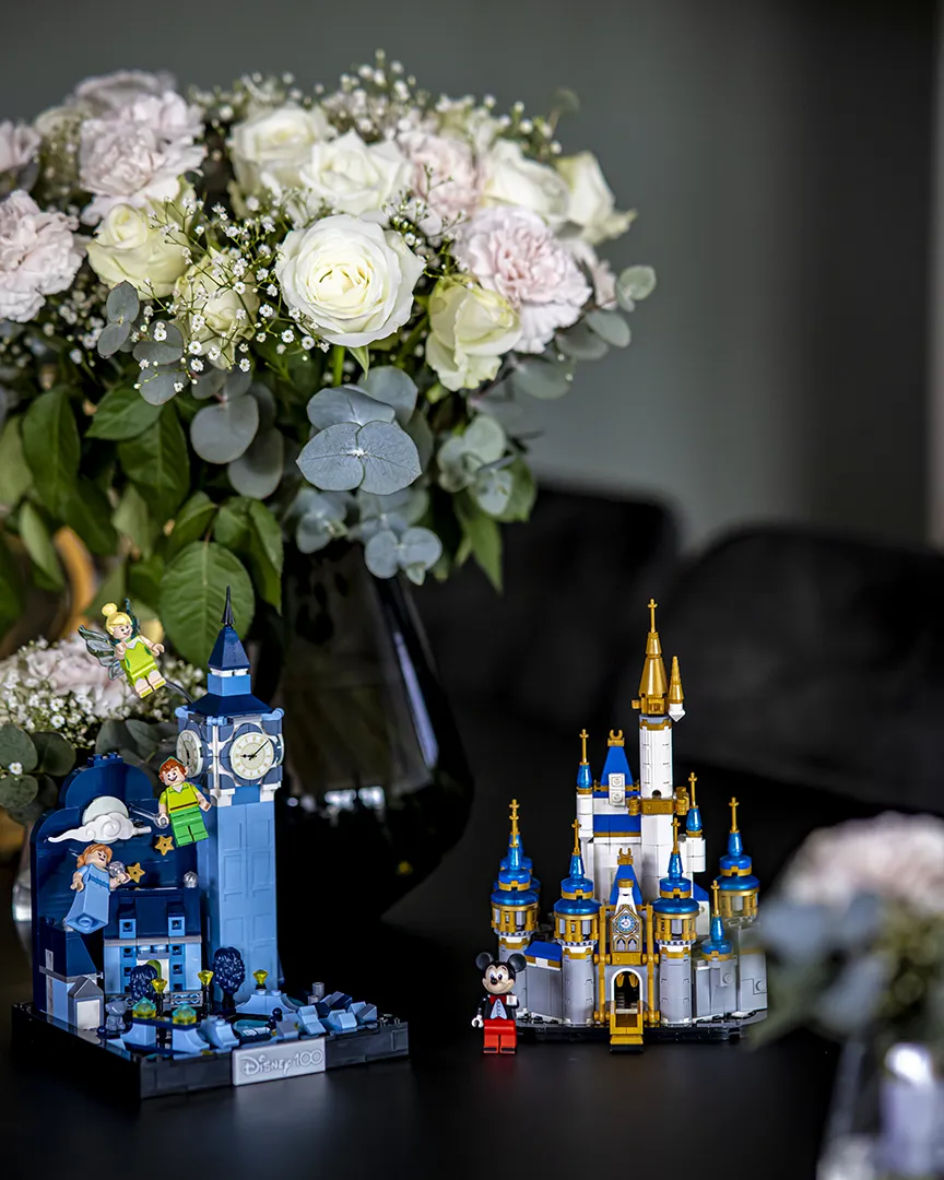 LEGO Disney-modeller av et slott og en klokketårnsene med kjente Disney-figurer utstilt sammen