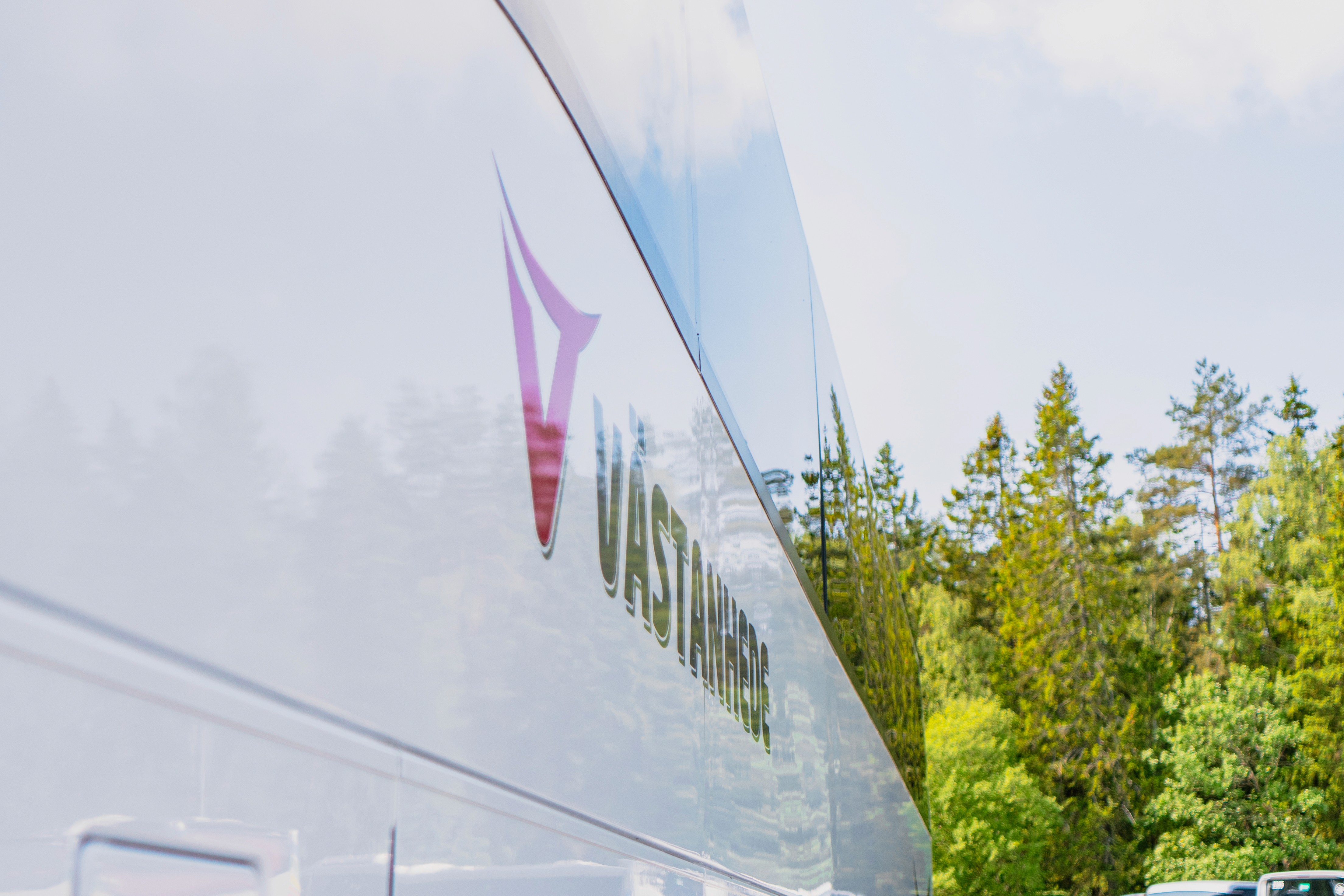 bild på buss med orden trygghet, stolthet och engagemang