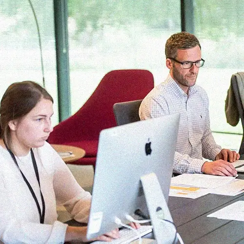 Profesionales trabajando en una oficina moderna