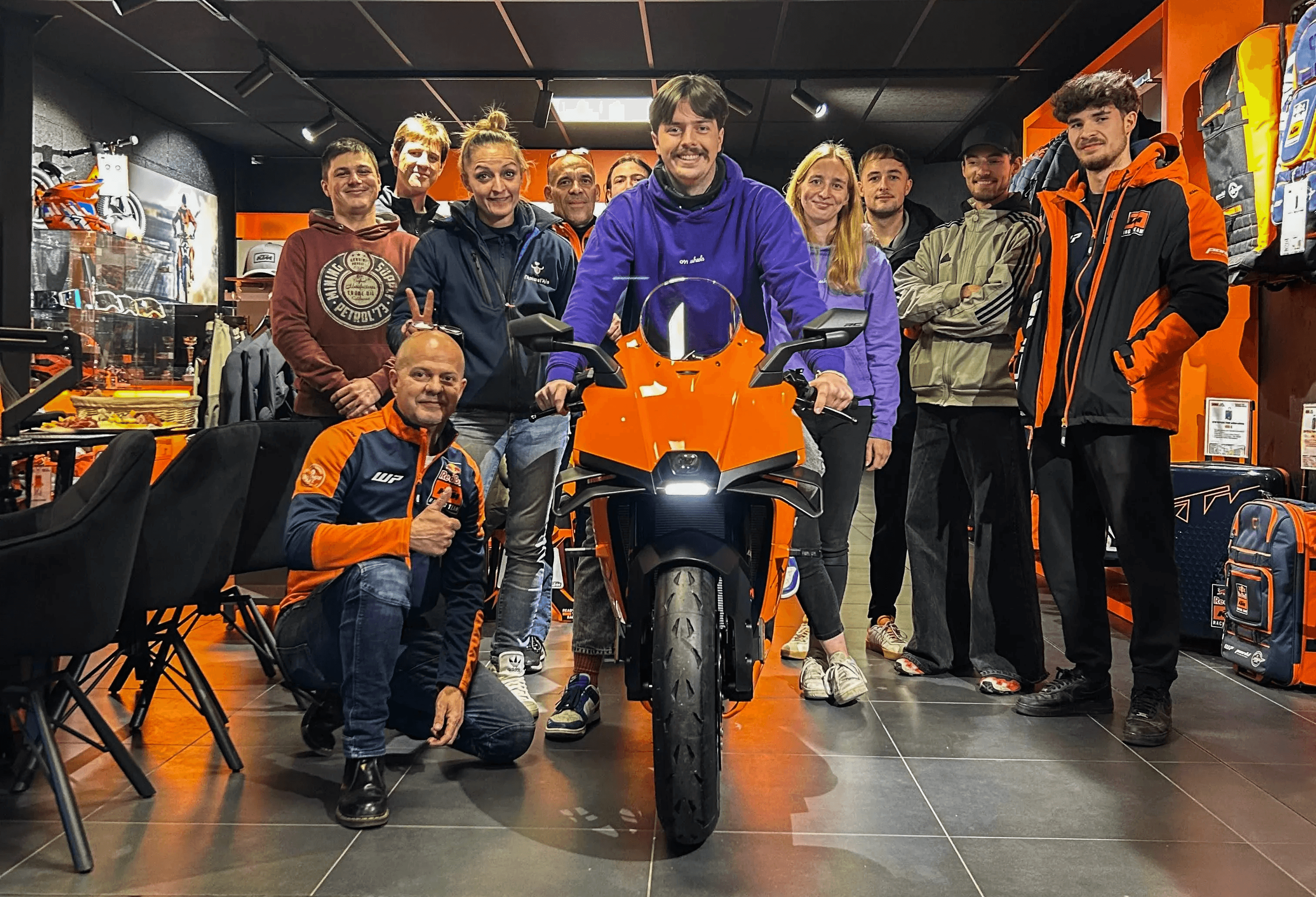 Groupe de motards et l’équipe KTM Grand Lyon réunis autour de la KTM 990 RC R lors de la soirée d’inauguration.
