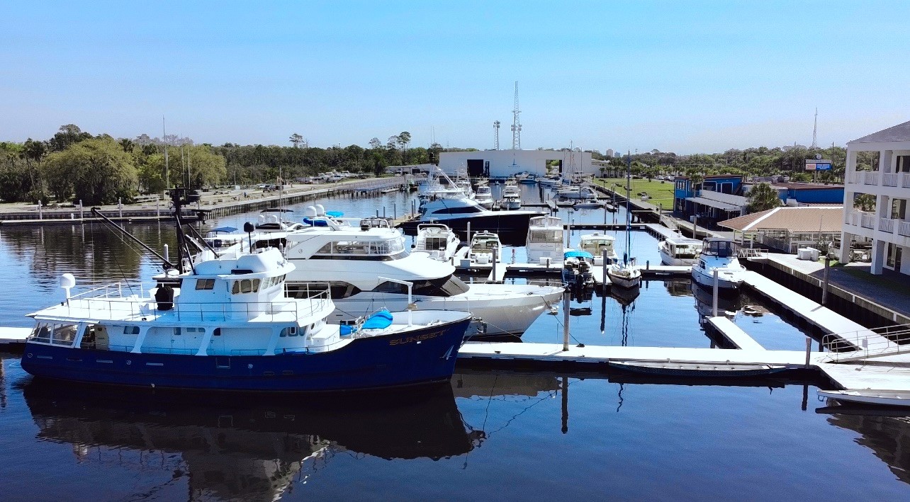 boats docked at Windward Beach Marine