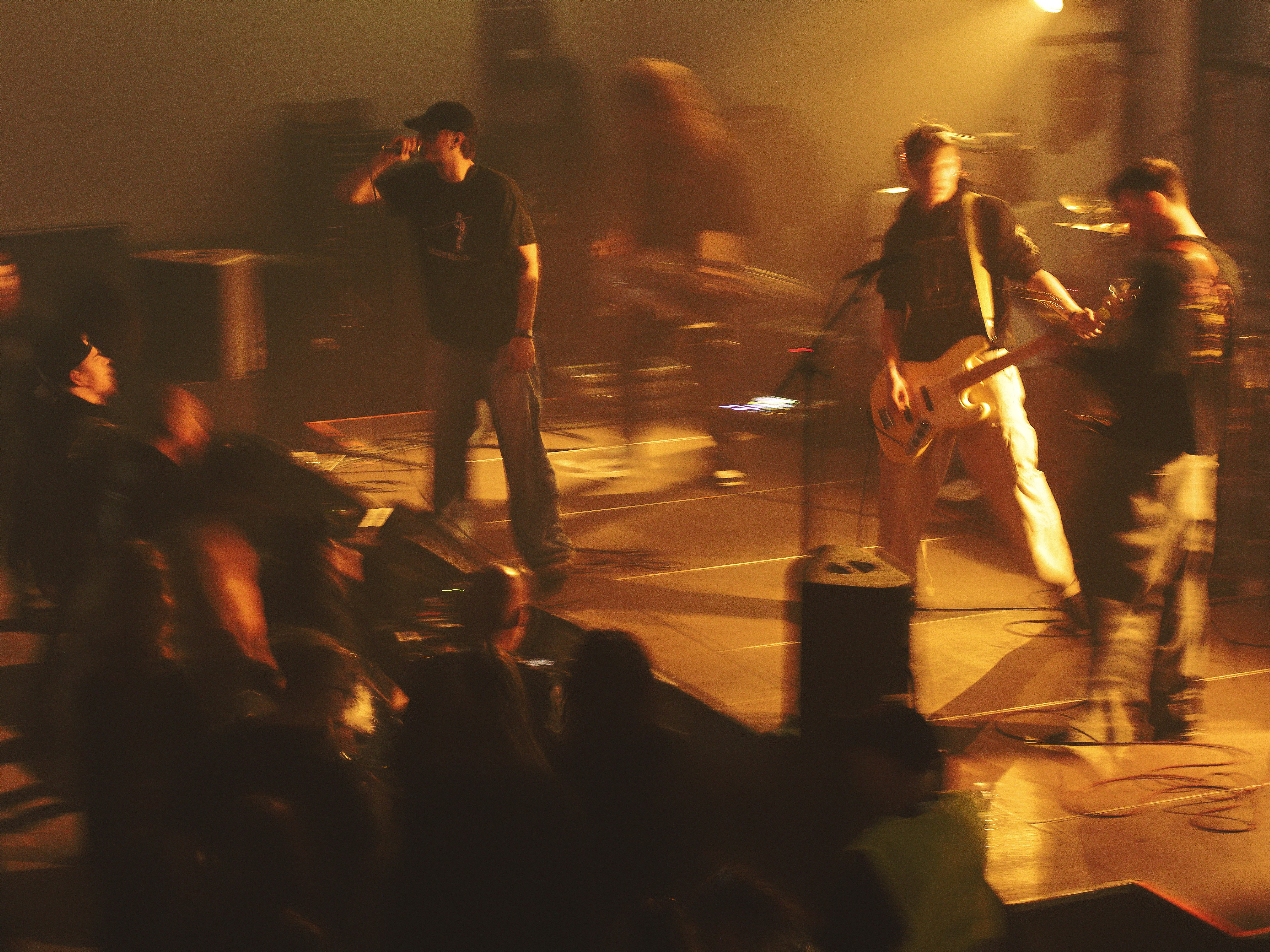 Ambiance folle capturée en slow-shutter au concert de punk de Split à Copenhague