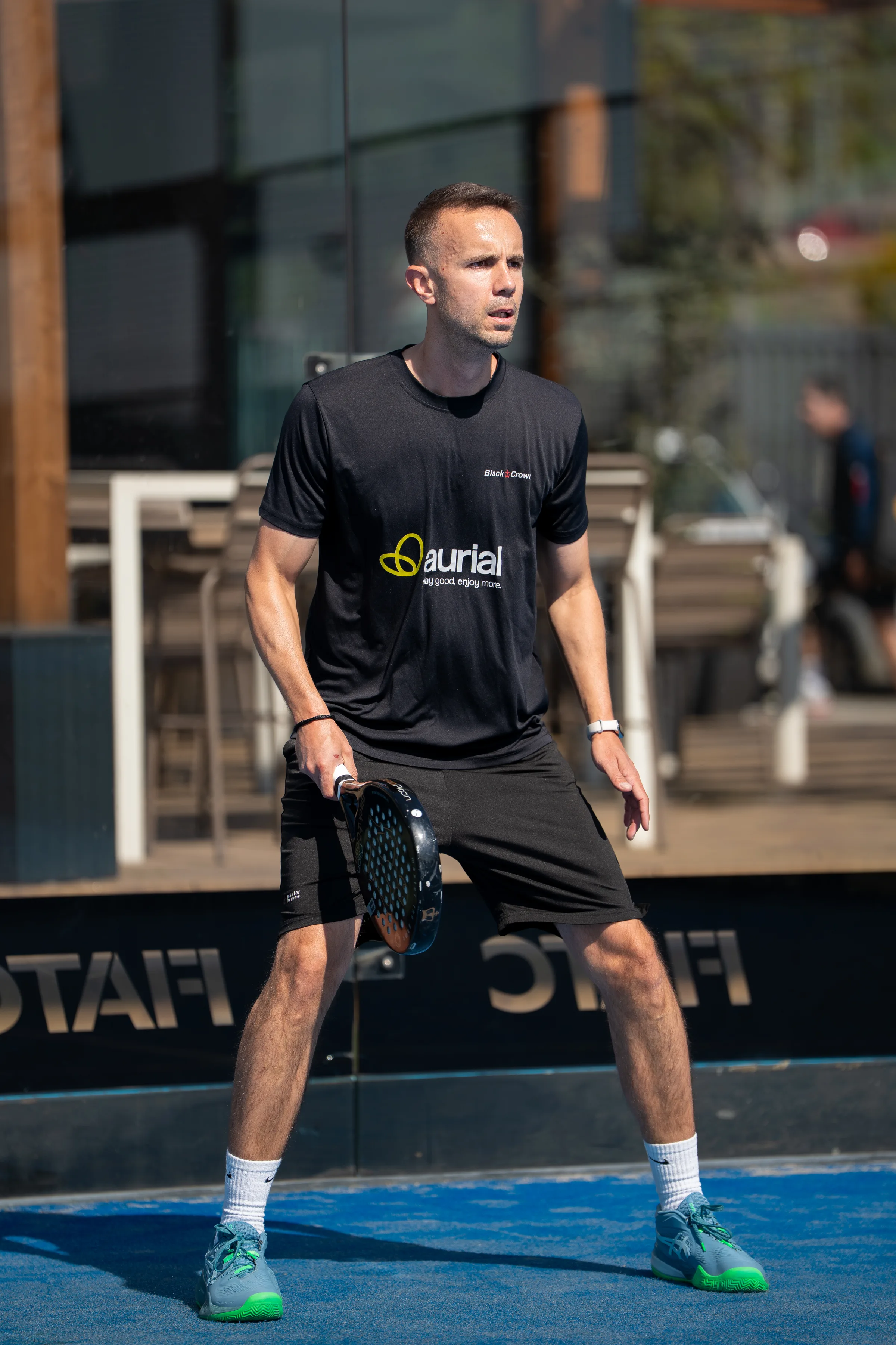 Jugador en posición de espera en partido de pádel en Aurial Padel Cornellà 2026, por Nolan Pardo