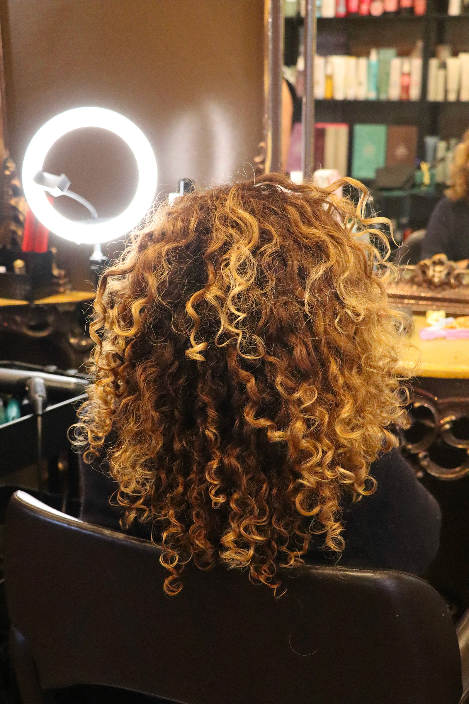 Shooting fotografico per Strike Inside realizzato da Aura Studio, agenzia di comunicazione di Genova: immagini che valorizzano la maglieria artigianale e la qualità Made in Italy.